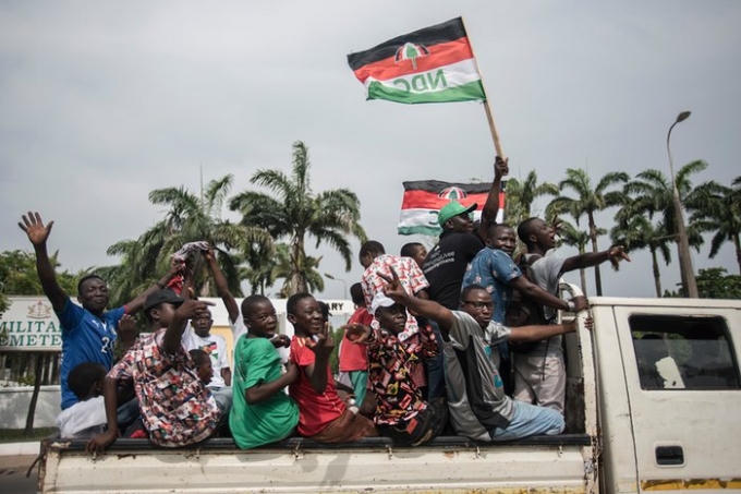 Những người dân ủng hộ Đại hội Dân chủ Quốc gia trong một cuộc biểu tình trước khi diễn ra bầu cử tổng thống mới tại Ghana.(Nguồn: AFP)