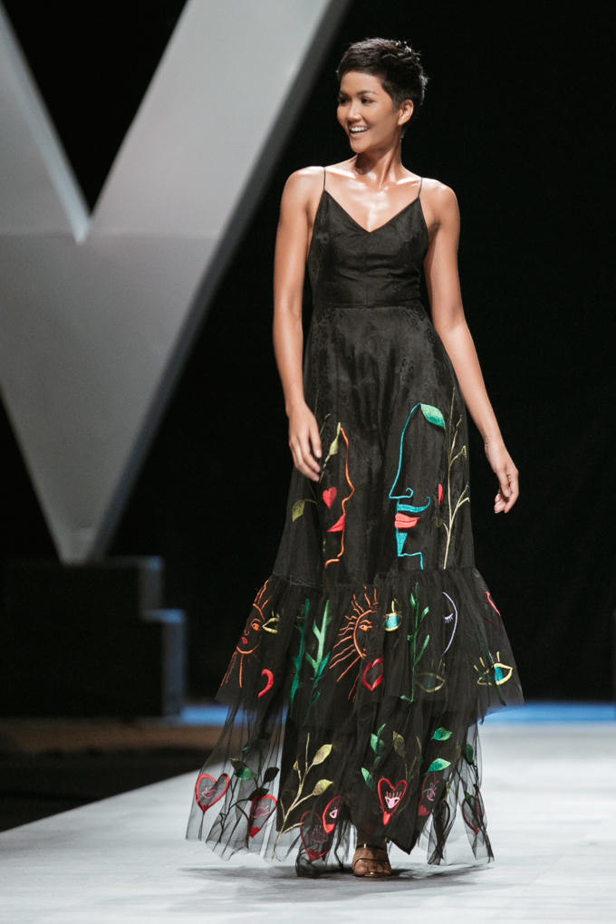 Hoa hậu H&rsquo;Hen Ni&ecirc;, &Aacute; hậu Ho&agrave;ng Th&ugrave;y, &Aacute; hậu M&acirc;u Thủy giữ vai tr&ograve; vedette đ&ecirc;m bế mạc Vietnam International Fashion Week 2018