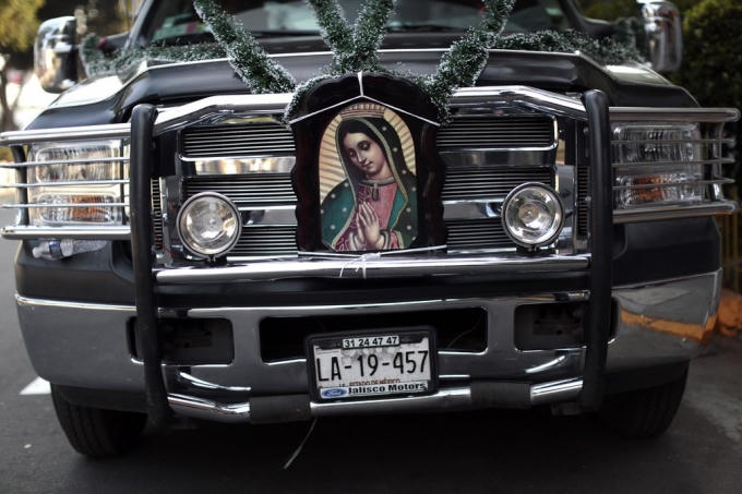 Một chiếc xe được trang trí để chào mừng ngày Lễ Đức Mẹ Guadalupe, vị thánh bảo trợ tại Mexico (Ảnh: Pedro Pardo / AFP / Getty Images)
