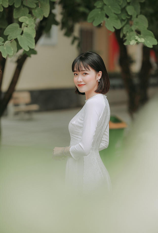 Vậy là mùa kỷ yếu nữa đã tới. Sinh viên bị "vây" trong những tâm trạng đối nghịch, vừa buồn vừa háo hức. Buồn vì phải xa thầy cô, bạn bè, xa mái trường. Háo hức vì ngóng đợi những gì đang tới và sắp tới ở bên kia ngưỡng cửa cuộc đời.