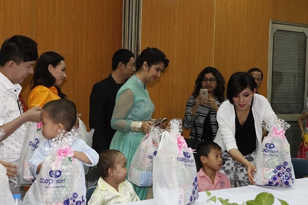 Avika Gor trao tặng quà cho các em nhỏ.