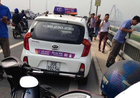 Chiếc xe ô tô hãng taxi Vic trên cầu Nhật Tân (ẢNh: otofun)