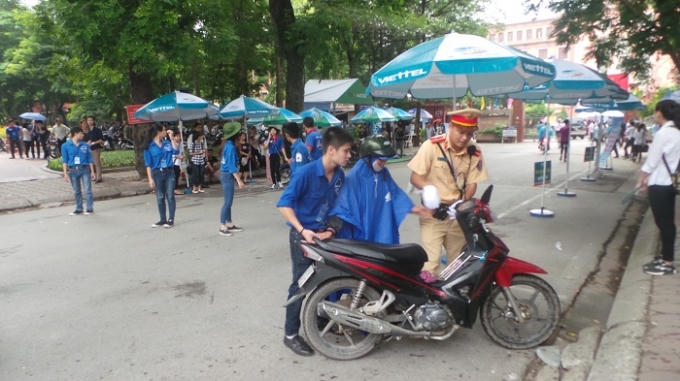 Chùm ảnh: Không khí ngày đầu làm thủ tục dự thi THPT Quốc gia 2016