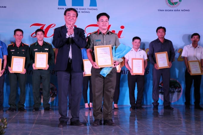 Ban tổ chức trao giải nhất cho Đoàn Thanh niên Công an tỉnh.