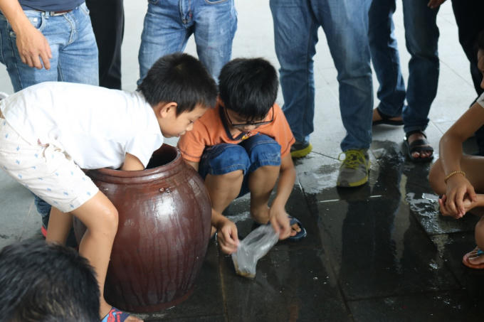 Các em mạnh dạn, hào hứng tham gia trò chơi “bắt chạch trong chum” để đổi quà