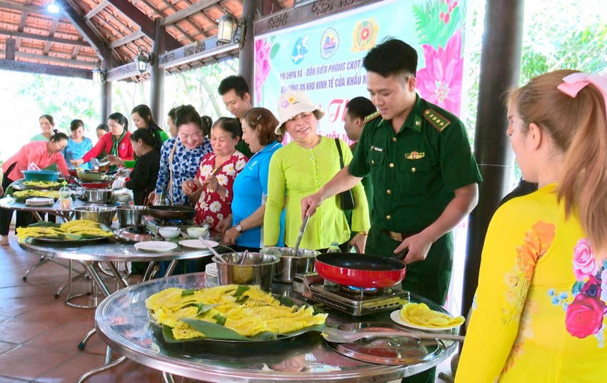 Tham gia Hội thi “Cán bộ, chiến sĩ, Hội viên phụ nữ khéo tay đổ bánh Xèo”