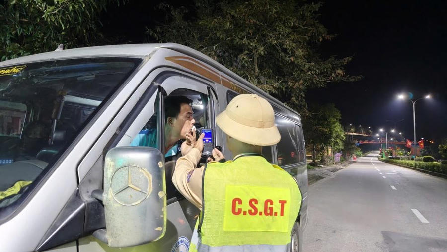 Kiểm tra, xử lý các hành vi vi phạm liên quan đến nồng độ cồn - Ảnh Công an Hà Tĩnh.