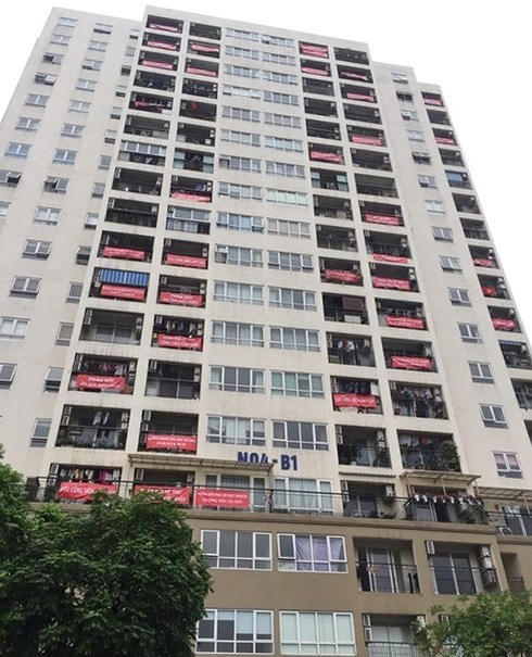 Người dân chung cư ở phường Dịch Vọng (Cầu Giấy, Hà Nội) đã cùng nhau treo banner, khẩu hiệu để thể hiện ý kiến giữ nguyên công viên, phản đối dự án bãi đỗ xe ngầm và trung tâm thương mại xẻ thịt công viên.