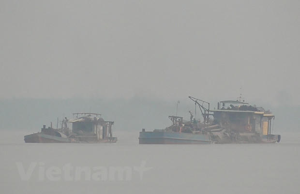 C&aacute;c t&agrave;u h&uacute;t sau khi d&ugrave;ng v&ograve;i rồng h&uacute;t c&aacute;t, sẽ được s&agrave;ng lọc để lấy c&aacute;t đen, c&ograve;n r&aacute;c đổ lại xuống s&ocirc;ng. (Ảnh: PV/Vietnam+)