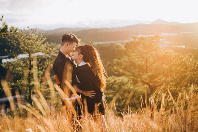 Sau đó họ kết bạn nhưng tuyệt nhiên không hề nói chuyện, hỏi han nhau. Mãi một tháng sau vào dịp sinh nhật của Văn Tùng thì Đoan Trang gửi lời chúc mừng sinh nhật anh và cả hai bắt đầu chuyện trò từ đó.