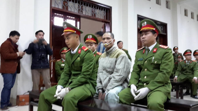 Bị cáo Doãn Trung Dũng được kiểm soát chặt chẽ trong quá trình xét xử  tại tòa.