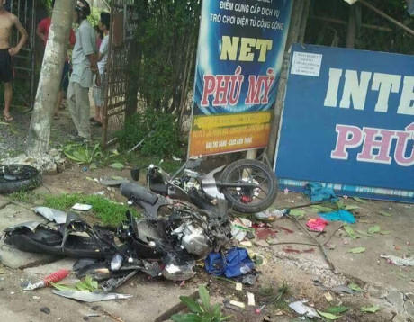 Chiếc xe máy bị vỡ vụn sau tai nạn.