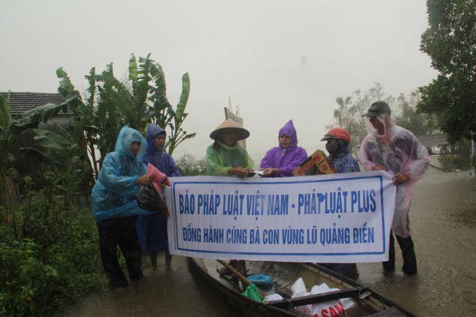 Pháp luật Plus đồng hành với bà con vùng lũ Quảng Điền.