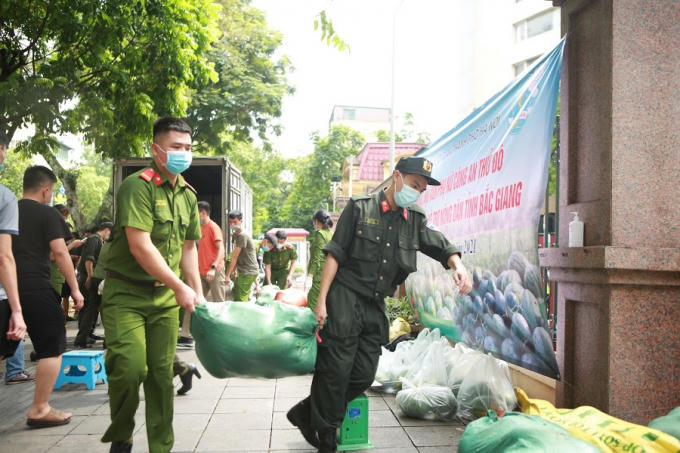 Hành động của phụ nữ Công an Thủ đô không chỉ góp phần đẩy lùi dịch bệnh, mà còn lan toả những giá trị tốt đẹp trong cuộc sống hôm nay.