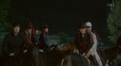 Cha con Ra On rời khỏi Hoàng cung.