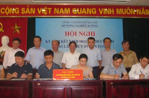 Các doanh nghiệp kinh doanh sản xuất nông - lâm - thủy sản an toàn trên địa bàn Hà Nội ký cam kết tại Hội nghị .