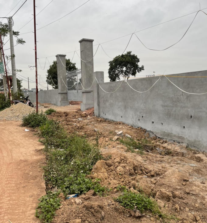 Việc xây dựng sân bóng ở thôn Tây xã Tiên Lục cũng bị người dân thôn này phản ánh có nhiều khuất tất.