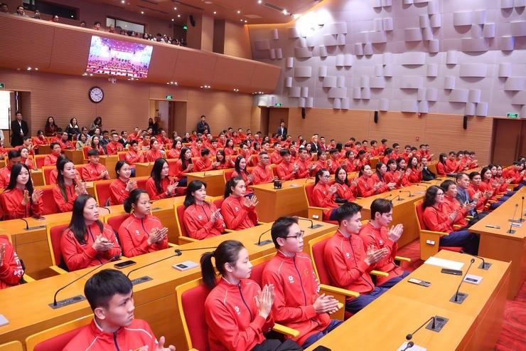 Các vận động viên tiêu biểu của Thủ đô Hà Nội tại Lễ tuyên dương. Ảnh: Lê Hải.
