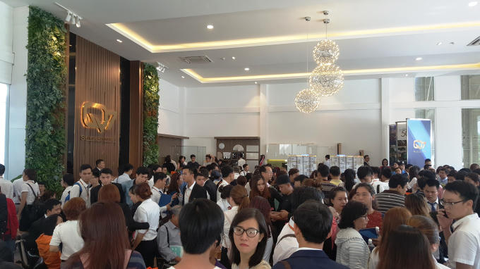 Khách hàng chen chân tham quan dự án tại sự kiện