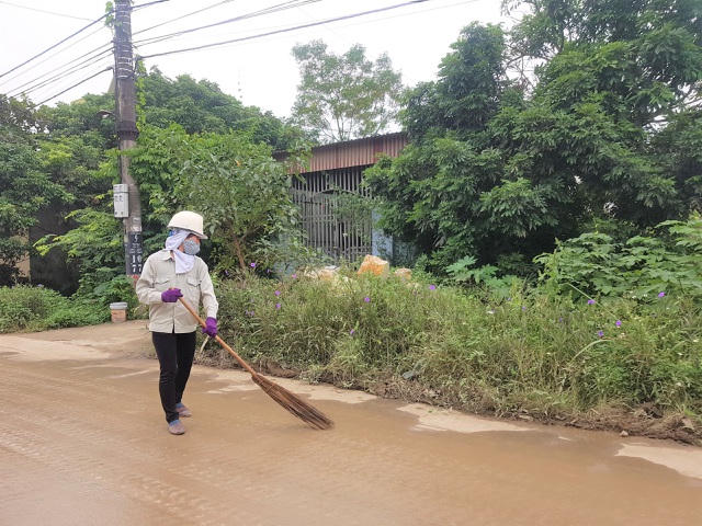 Toàn bộ tuyến đường qua khu dân cư được quét dọn và phun nước thường xuyên tránh bụi bẩn, ô nhiễm.