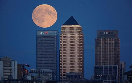 Có thể nhìn thấy rõ hình ảnh Siêu Trăng từ một số tòa nhà cao tầng ở London.