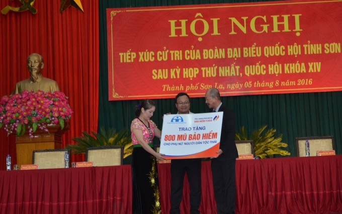 Ông Khuất Việt Hùng - Phó chủ tịch chuyên trách UB ATGT QG nhận 800 mũ từ đại diện Tổng công ty bảo hiểm PVI trao tặng