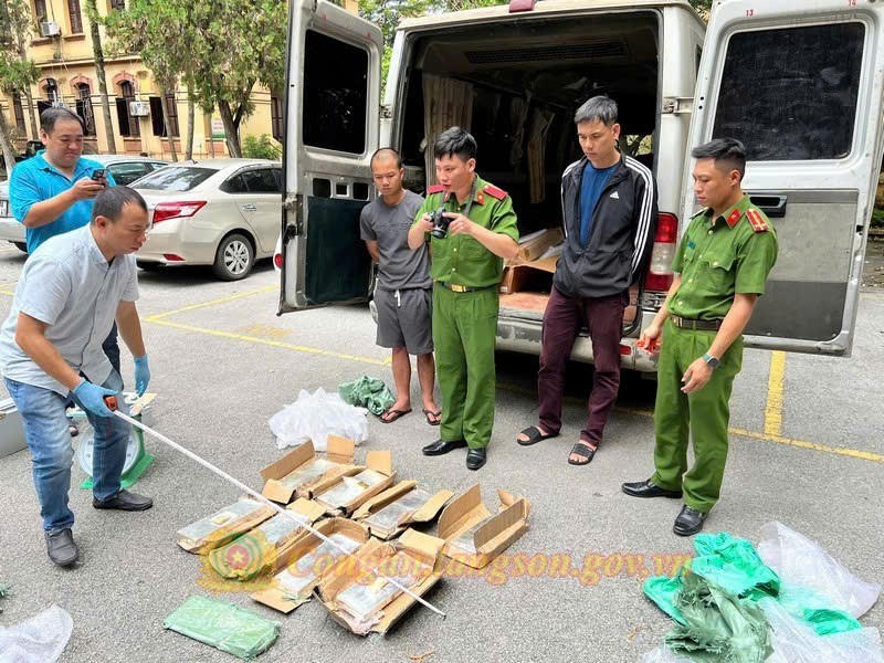 Lực lượng chức năng kiểm đếm tang vật và làm việc với các đối tượng trong đường dây vận chuyển trái phép vàng, bạc quy mô lớn.