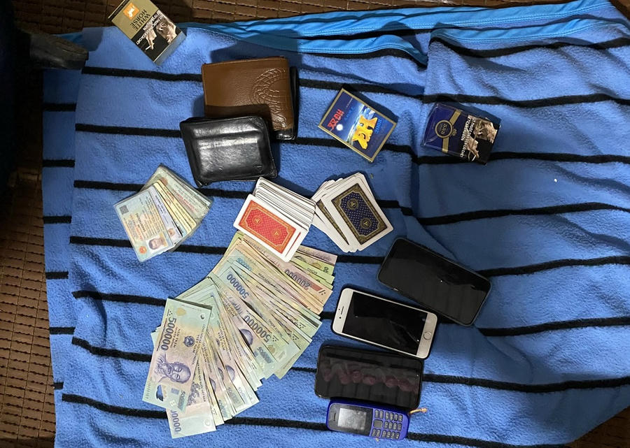 Số tang vật có liên quan đến hành vi đánh bạc của các đối tượng.