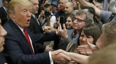 Ông Donald Trump mừng chiến thắng cùng những người ủng hộ.