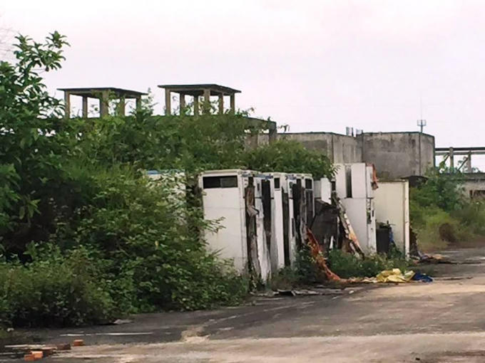 Thiết bị vứt chỏng chơ hàng chục năm trời phơi sương phơi nắng như thế này.