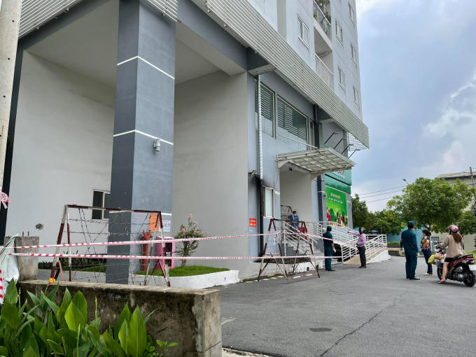 Lực lượng chức năng tiến hành phong tỏa và phun khử khuẩn tại chung cư