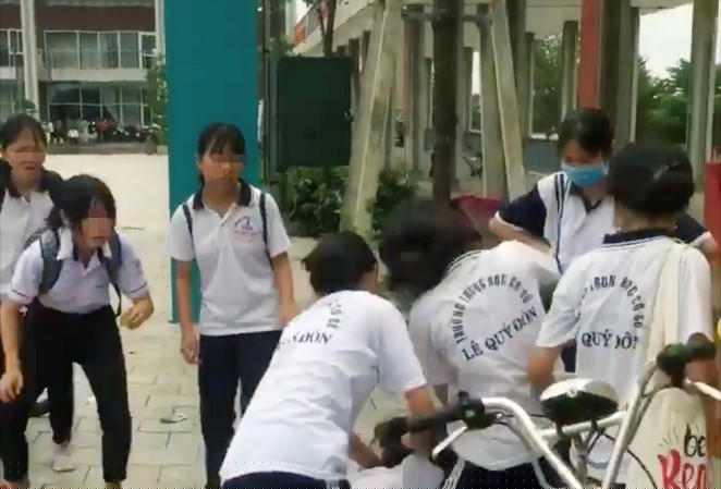 Kỷ luật nữ sinh bị đánh hội đồng, xử phạt người quay clip tung lên mạng
