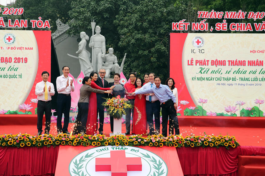 Chủ tịch Quốc hội Nguyễn Thị Kim Ngân, Phó Thủ tướng Vũ Đức Đam cùng thực hiện nghi thức bấm nút phát động “Tháng Nhân đạo” 2019. Ảnh: VGP/Đình Nam
