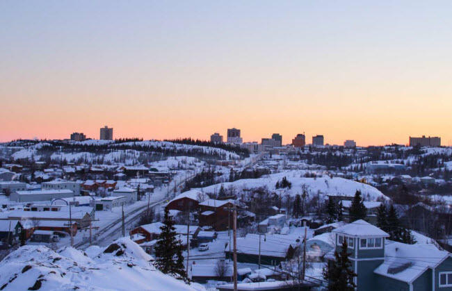 Yellowknife, Canada: V&agrave;o m&ugrave;a đ&ocirc;ng hằng năm, gần 19.000 người tại th&agrave;nh phố Yellowknife phải trải qua thời tiết lạnh gi&aacute; với nhiệt độ trung b&igrave;nh -25,6 độ C.