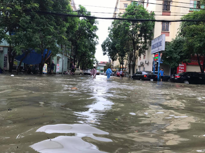 Mưa lớn kéo dài khiến nhiều tuyến đường trên địa bàn TP Vinh bị biến thành sông.