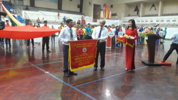 Ông Vương Bích Thắng Tổng cục trưởng Tổng cục TDTT trao cờ lưu niệm cho đại diện tỉnh Đắk Lắk