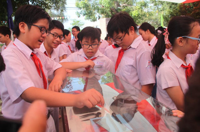 Hiện nay, nhiều làng nghề có cơ hội mở rộng, phát triển bởi sự giao thương rộng. Tuy nhiên, đi liền với sự phát triển của hoạt động sản xuất, nhiều giá trị văn hóa dần bị mai một, bí quyết nghề nghiệp bị thất truyền cùng với sự ra đi của nhiều nghệ nhân lớn tuổi. Xu hướng thương mại hóa đã làm cho bản sắc văn hóa làng nghề bị phai mờ, điều này ảnh hưởng đến sự tồn tại bền vững của mỗi một làng nghề.