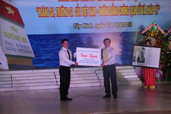 Thứ trưởng Bộ TT&amp;TT Nguyễn Minh Hồng (phải) dự khai mạc triển lãm và trao tặng bản đồ, tư liệu chủ quyền cho tỉnh Tây Ninh.