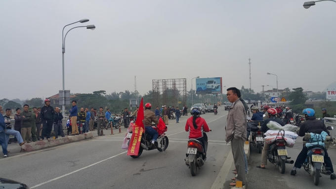 Sáng ngày 5/12, người dân tiếp tục dừng đỗ xe ở đầu cầu Bến Thủy 1 để phản đối việc thu phí.