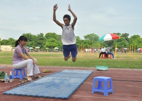 Thí sinh tham dự năng khiếu cũng phải thi nội dung bật xa tại chỗ.
