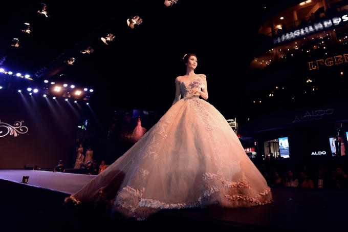 Xuất hiện lần đầu tiên tại Hà Nội trong đêm diễn mở màn VietNam Wedding Fashion, nhà thiết kế Phạm Đăng Anh Thư, thương hiệu JoliPoli trình diễn BST thu đông cho mùa cưới 2018.