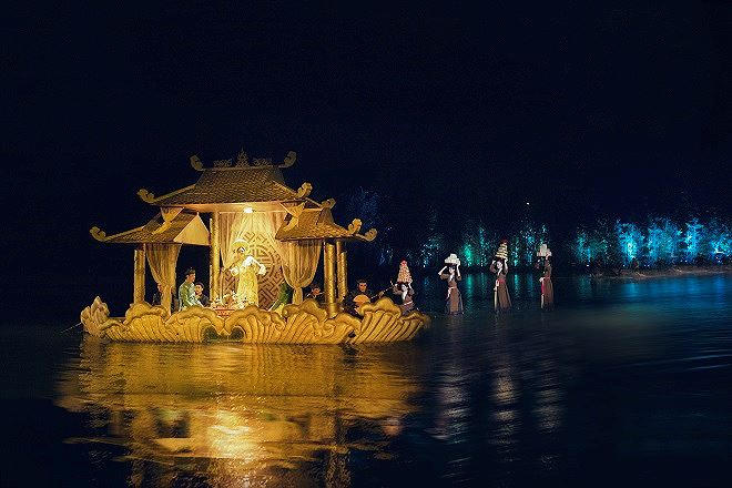 Vở diễn kết nối các du khách quốc tế với câu chuyện văn hóa Việt Nam qua phần lời kể, những câu chuyện lịch sử, văn hóa có phụ đề tiếng Anh