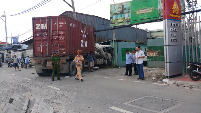 Chiếc xe container lao vào trụ sở một công ty.