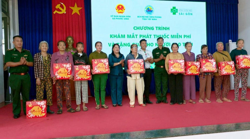 Đại diện lãnh đạo xã Phước Vinh và Đồn Biên phòng Lò Gò tặng quà cho các hộ gia đình nghèo.