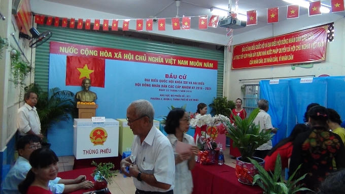 Cử tri nô nức đi bầu cử. Ảnh ghi nhận tại khu vực bỏ phiếu 011, phường 2, quận 4, TP HCM.