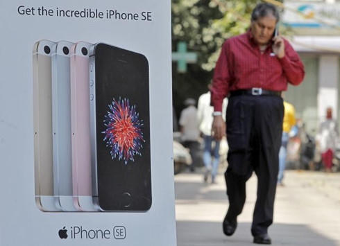iPhone SE (Ảnh: Reuters).