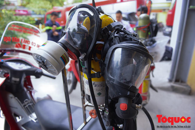 Mặt nạ cung cấp oxy gồm có 2 chiếc, 1 cho chiến sĩ PCCC và 1 cho nạn nhân