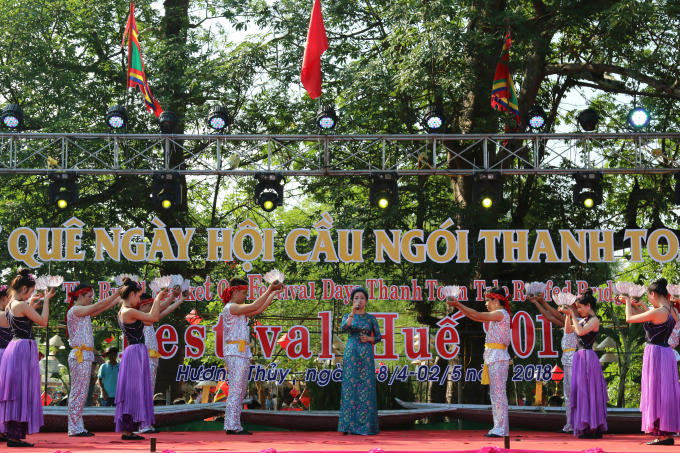 Lễ hội đã thu hút hàng ngàn người dân và du khách ngay từ buổi sáng khai mạc.