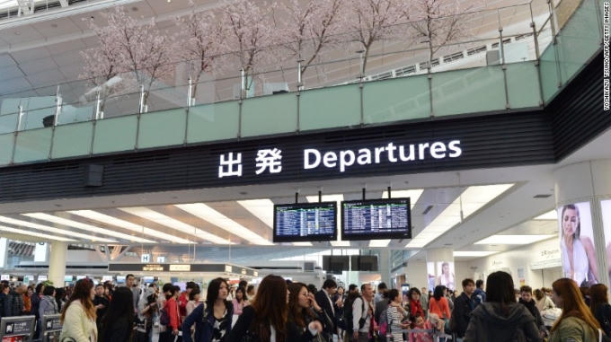 Sân bay Haneda mang nét đặc trưng là phục vụ hành khách hiệu quả, sạch sẽ và hệ thống cửa hàng mua sắm hấp dẫn, đa dạng. (Ảnh: CNN)