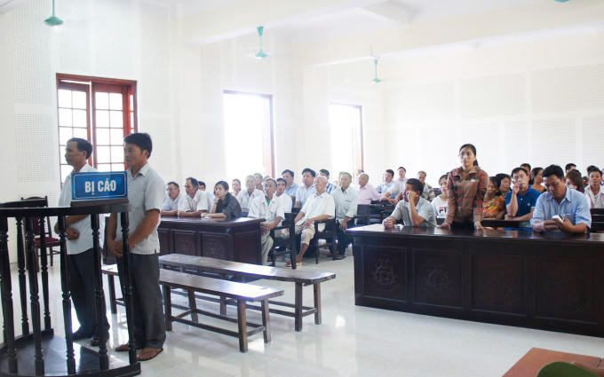HĐXX phúc thẩm đã hoãn phiên tòa để triệu tập những người có liên quan để làm rõ các tình tiết mới trong vụ án.